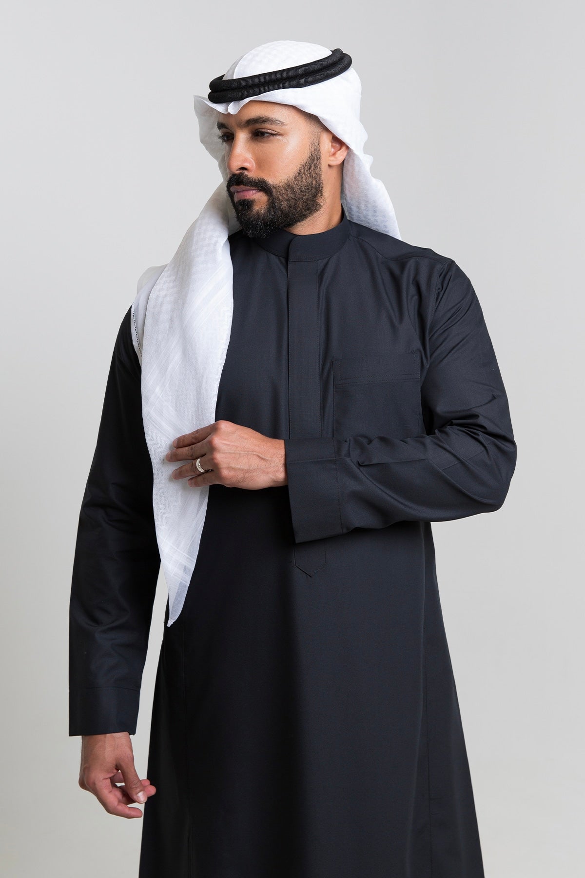 Al-Shiaka® Saudi Collared Thobe - Black